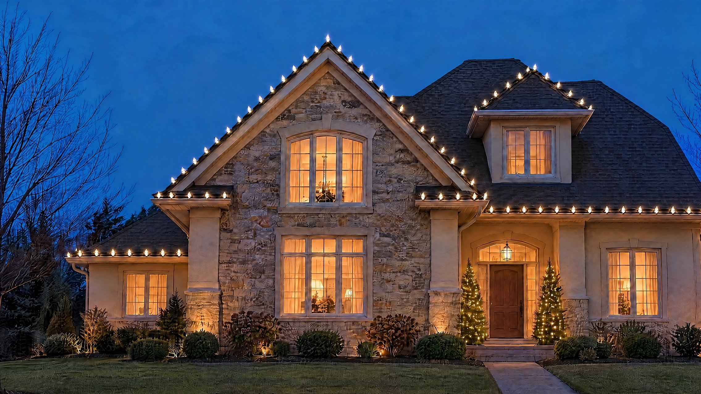 Maison illuminée de lumières de Noël sur les lignes de toit et les colonnes